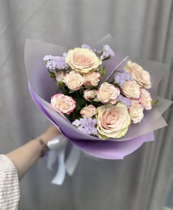 Букет комплимент нежный с розами и статицей