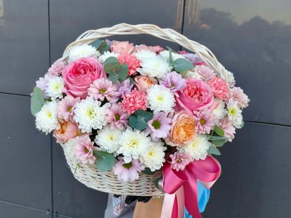 Корзина с коралловыми цветами