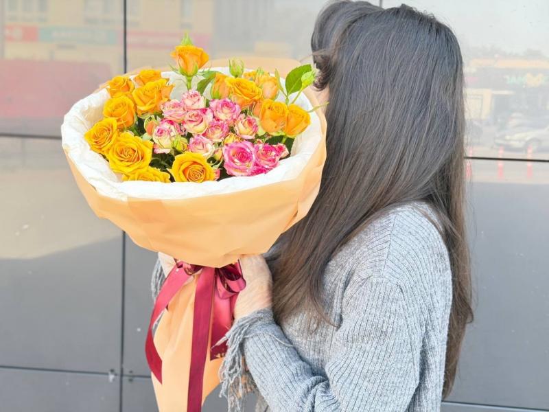 Букет кустовые розы микс