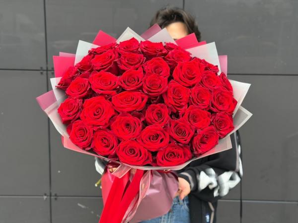 Розы красные 35 штук в упаковке