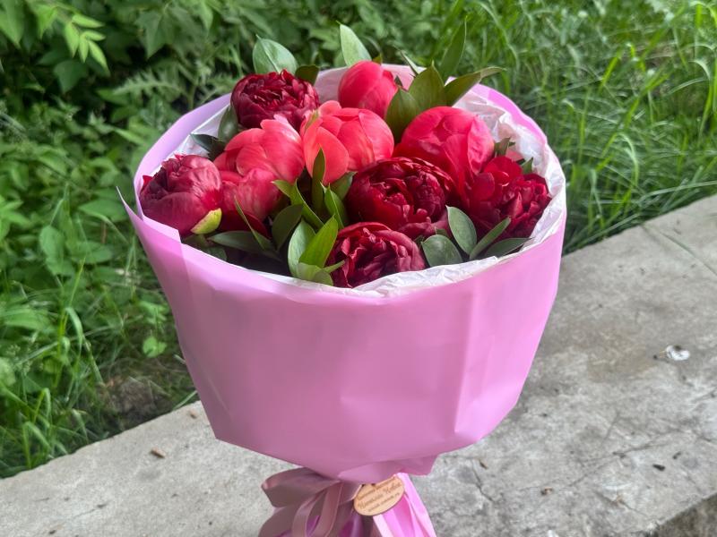 Букет красных пионов
