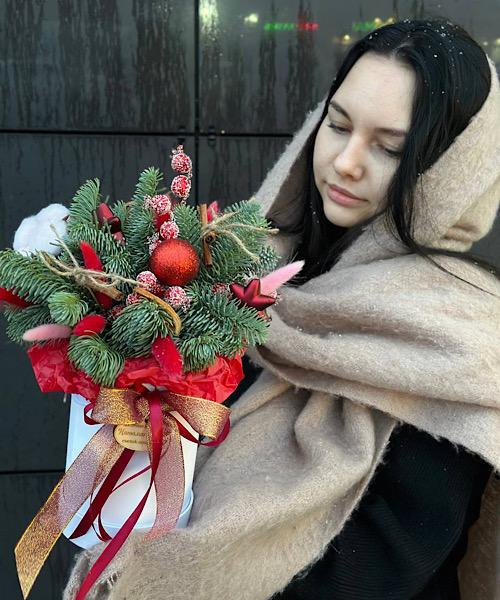 Новогодняя композиция в шляпной коробке