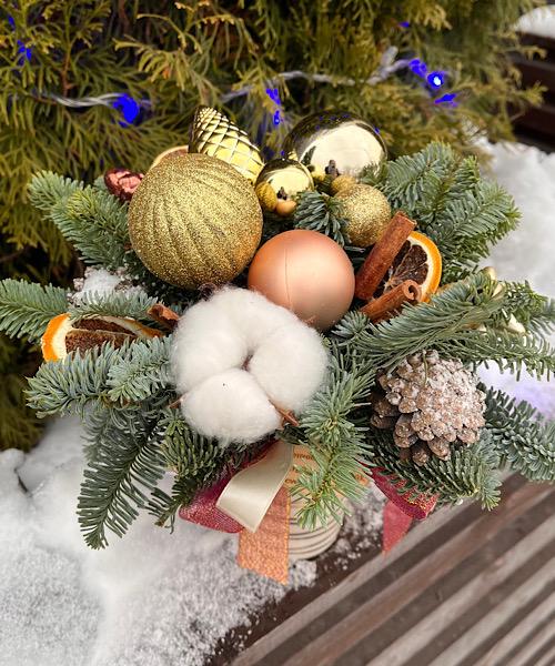 Новогодняя композиция с золотыми шариками