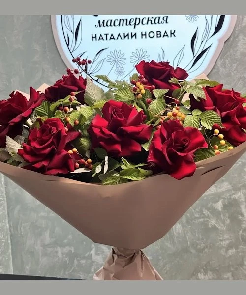 Букет с калиной и французскими розами