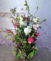Композиция с пионами и луковичными