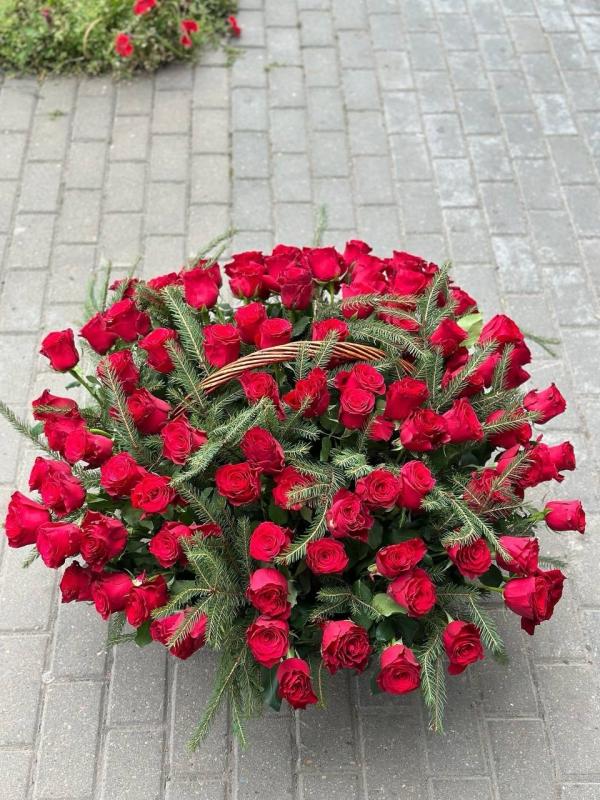 Корзина траур 100 роз