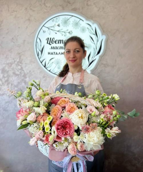 Корзина с пионами и Джульеттой
