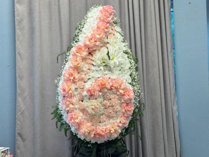 Похоронный венок из живых цветов с розами