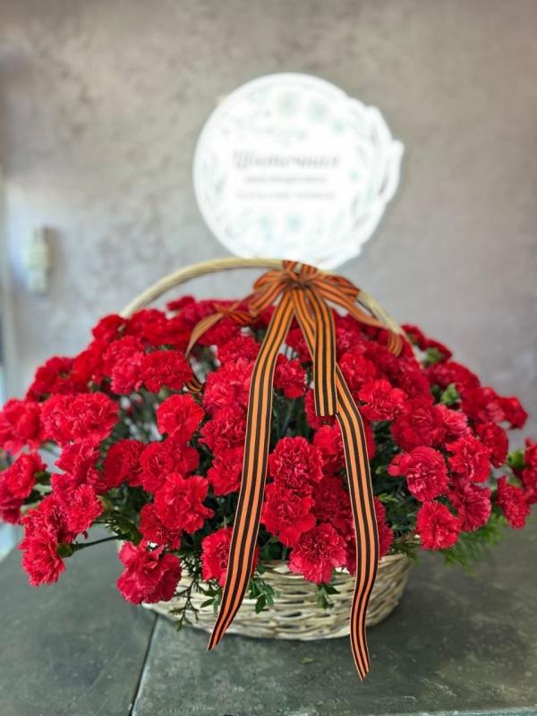 Корзина на возложение с гвоздиками 100 штук