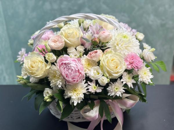 Корзинка белая с пионами
