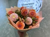 Букет с георгинами и альстромерией