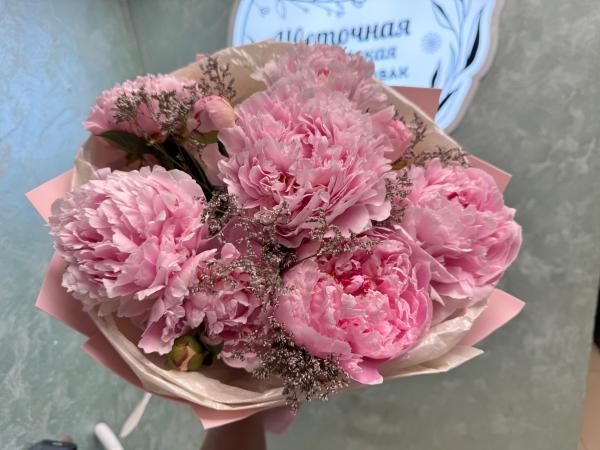 Моно букет из розовых пионов